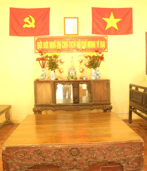 Chiếc sập trong nhà Bác từng nghỉ lại.