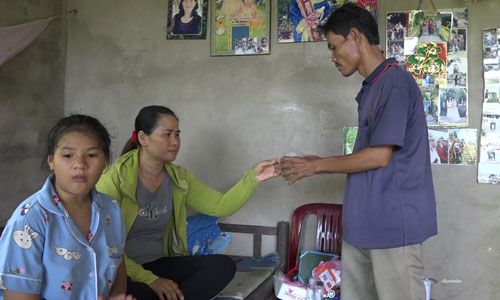 Chị Bình mắc bệnh nan y vẫn phải chăm sóc đứa con thiểu năng trí tuệ.