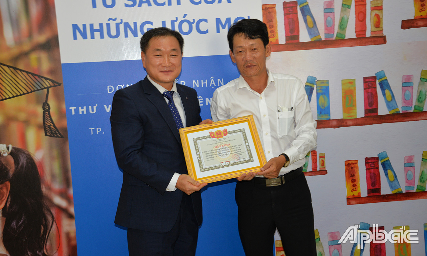 Lãnh đạo Sở VHTT&DL Tiền Giang trao giấy khen cho đại diện Công ty Shinhan Finance