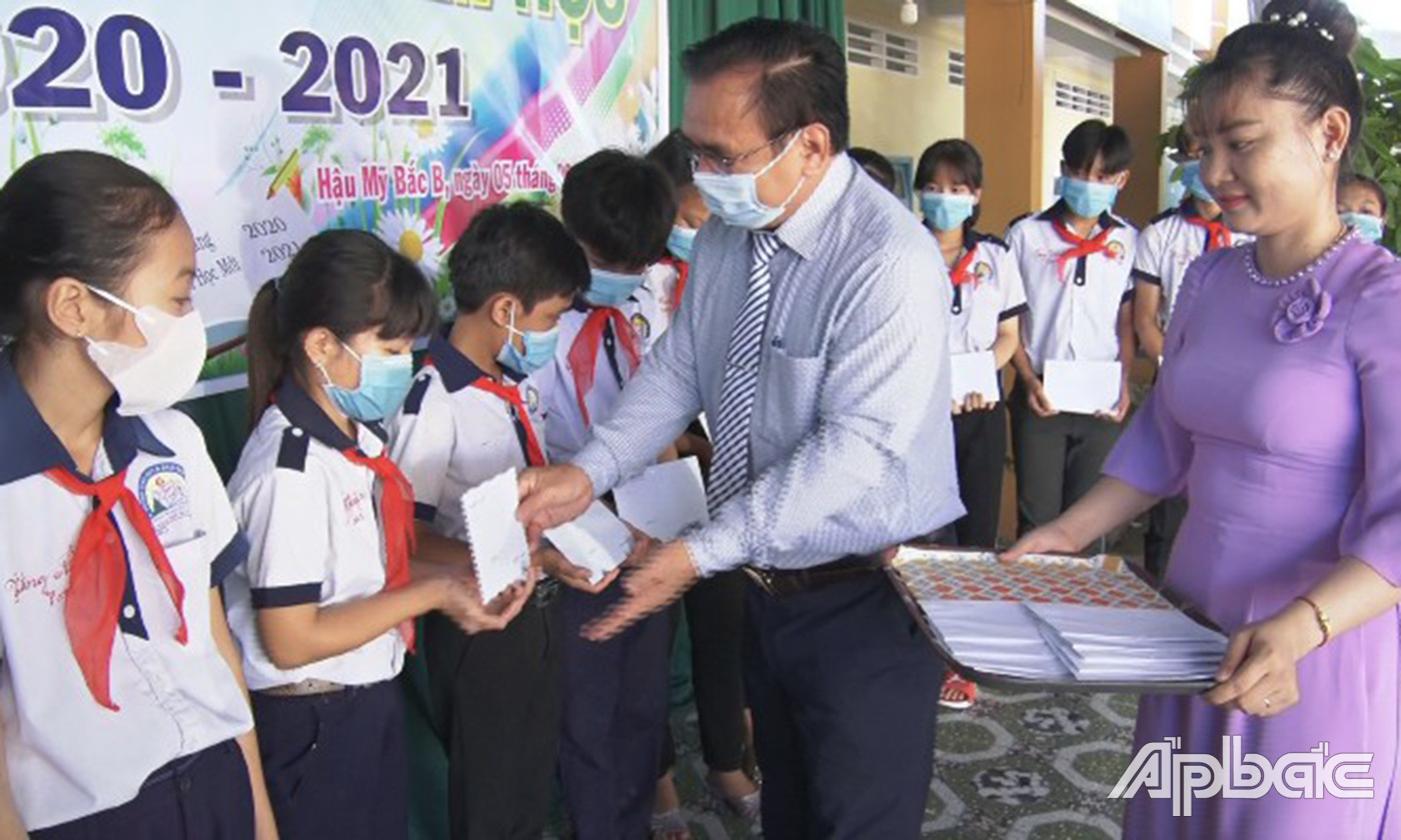 Đồng chí Võ Văn Bình trao học bổng tại Trường