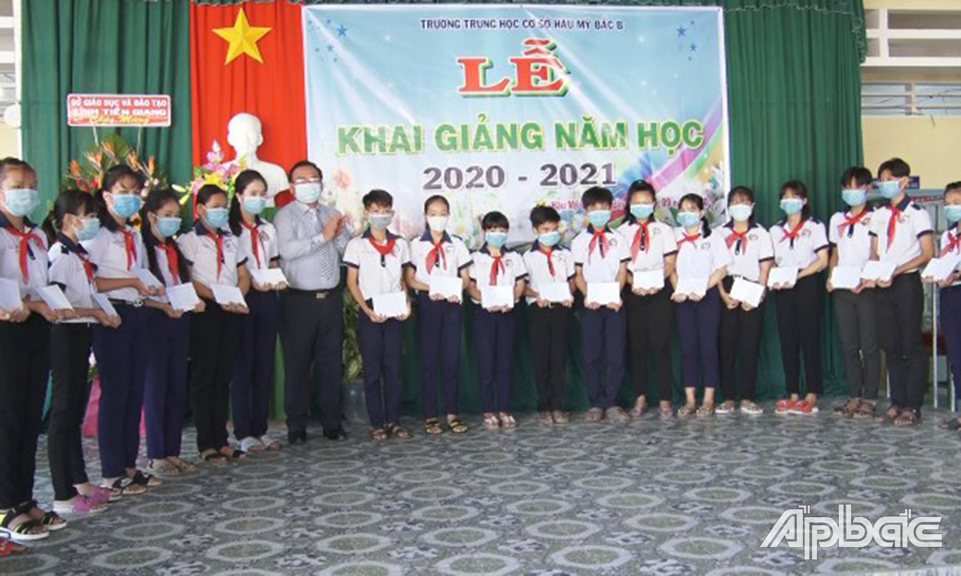 Đồng chí Võ Văn Bình trao học bổng tại Trường