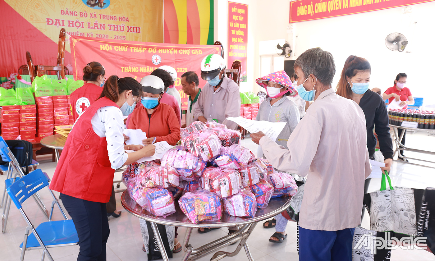 Người dân nhận mì gói từ các mạnh thường quân.