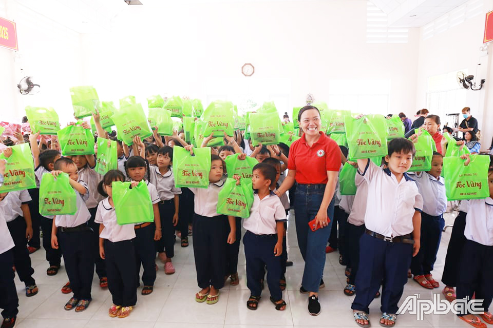 Trao tặng các phần bánh cho các em học sinh.