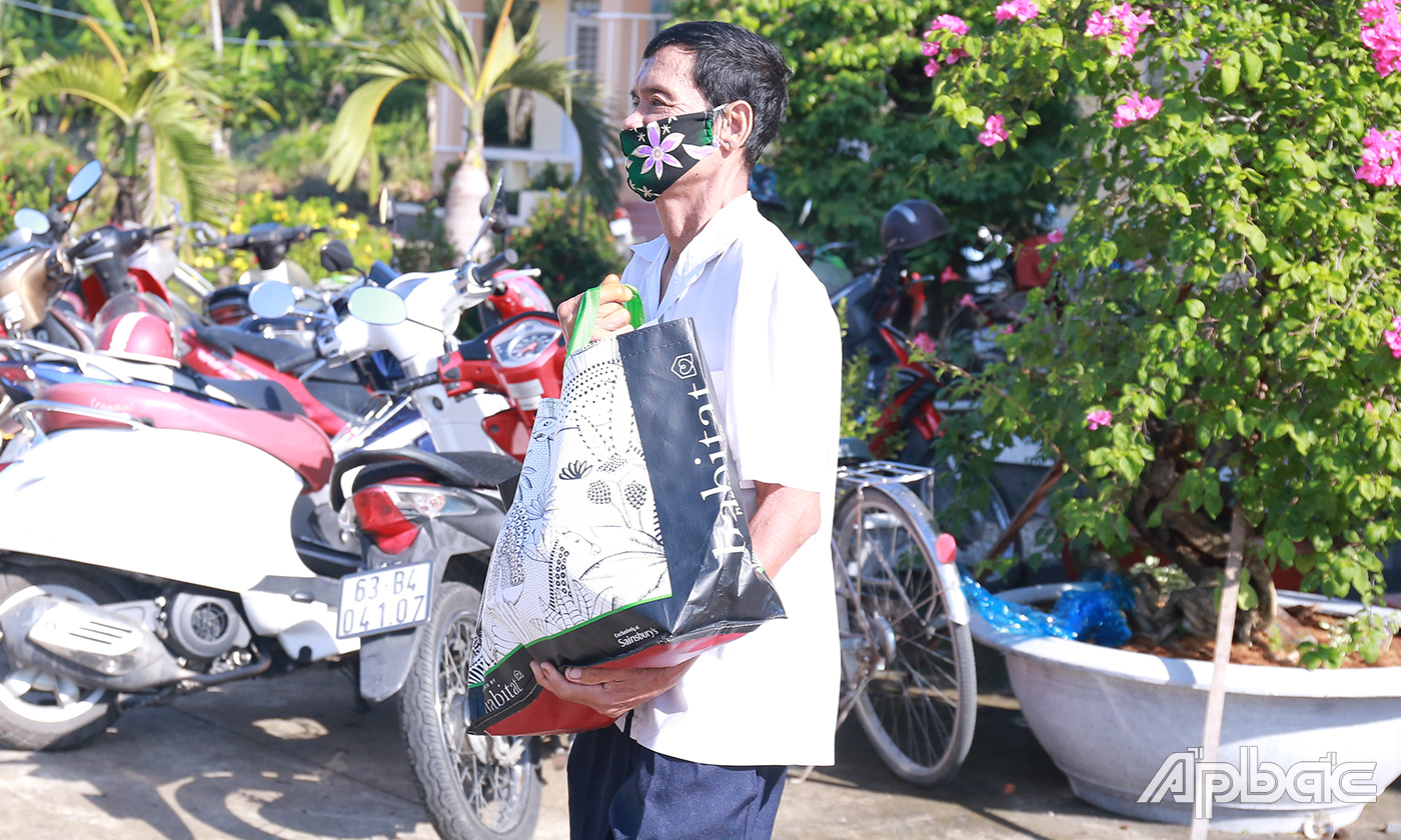 Người dân vui mừng khi nhận được những phần quà nhỏ mang ý nghĩa to.