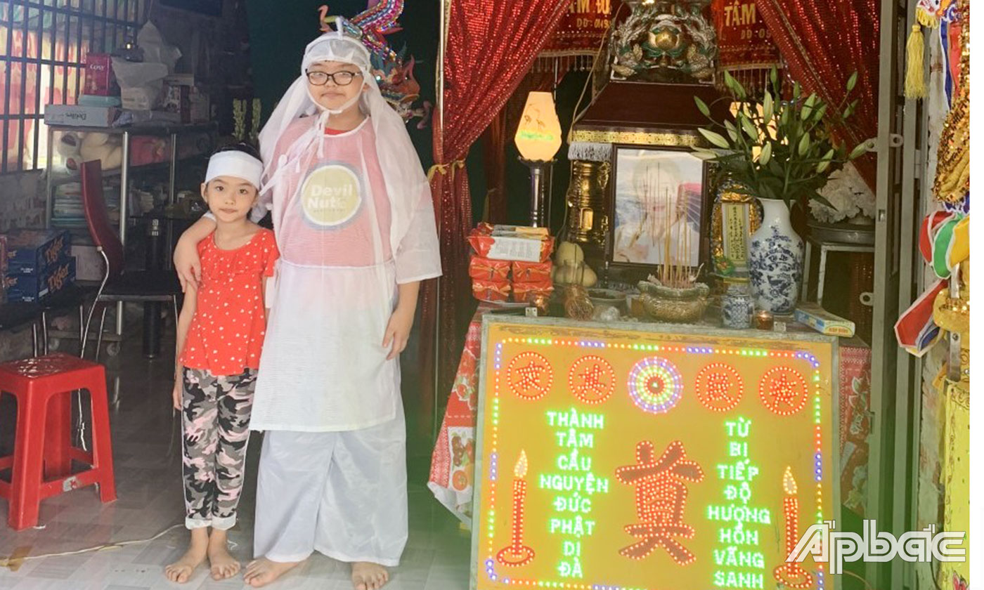 Hai anh em Gia Bảo và Hồng Ngọc bên bàn thờ mẹ.