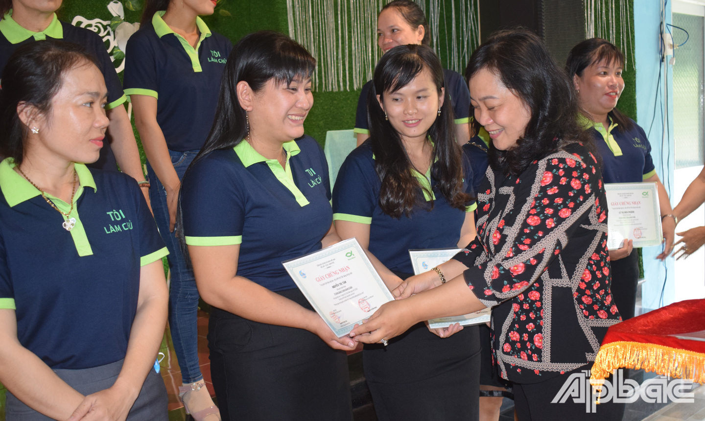 Phó Chủ tịch Thường trực Hội LHPN tỉnh, Trưởng ban Quản lý Dự án Phòng ngừa và ứng phó với biến đổi khí hậu tại Đồng bằng sông Cửu Long giai đoạn 2018 - 2022 Đặng Thị Ngọc Điệp trao giấy chứng nhận cho học viên.