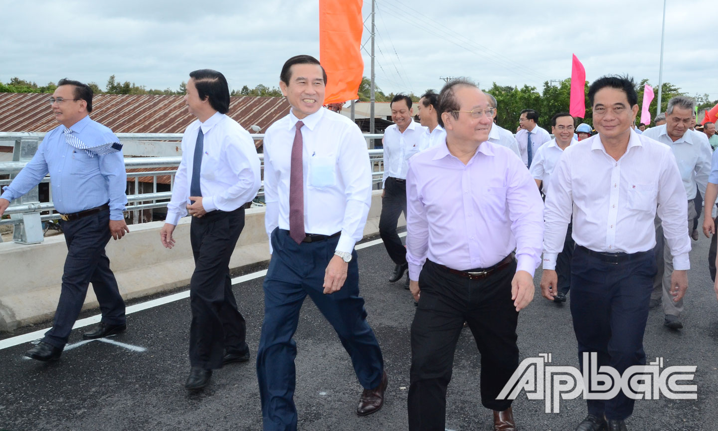 Lãnh đạo tỉnh tham quan cầu.