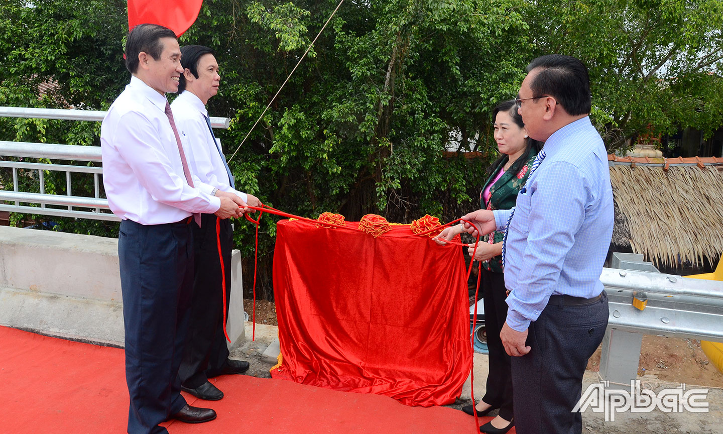 Lãnh đạo tỉnh thực hiện nghi thức thông xe cầu Ngũ Hiệp. 