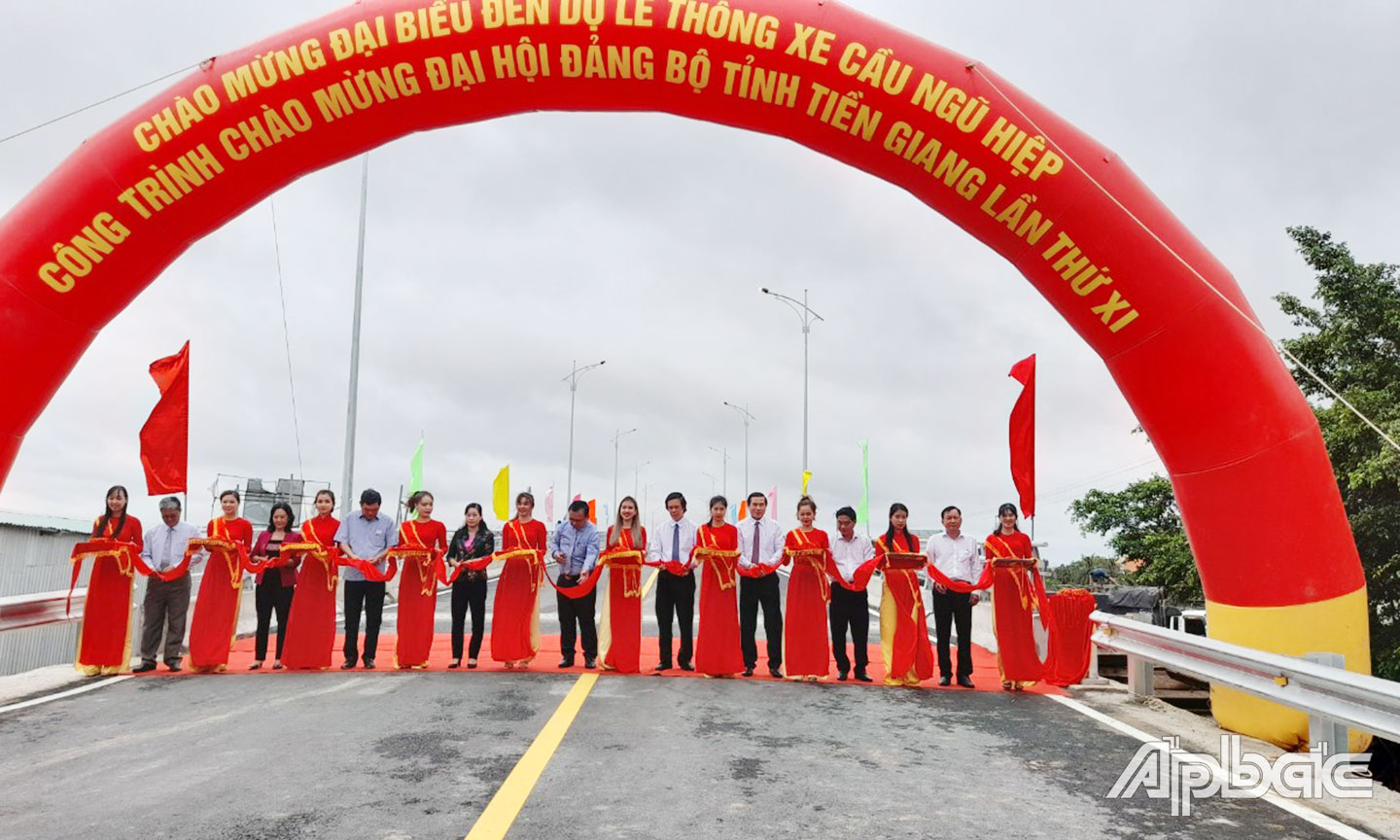 Và cắt băng thông xe cầu Ngũ Hiệp.