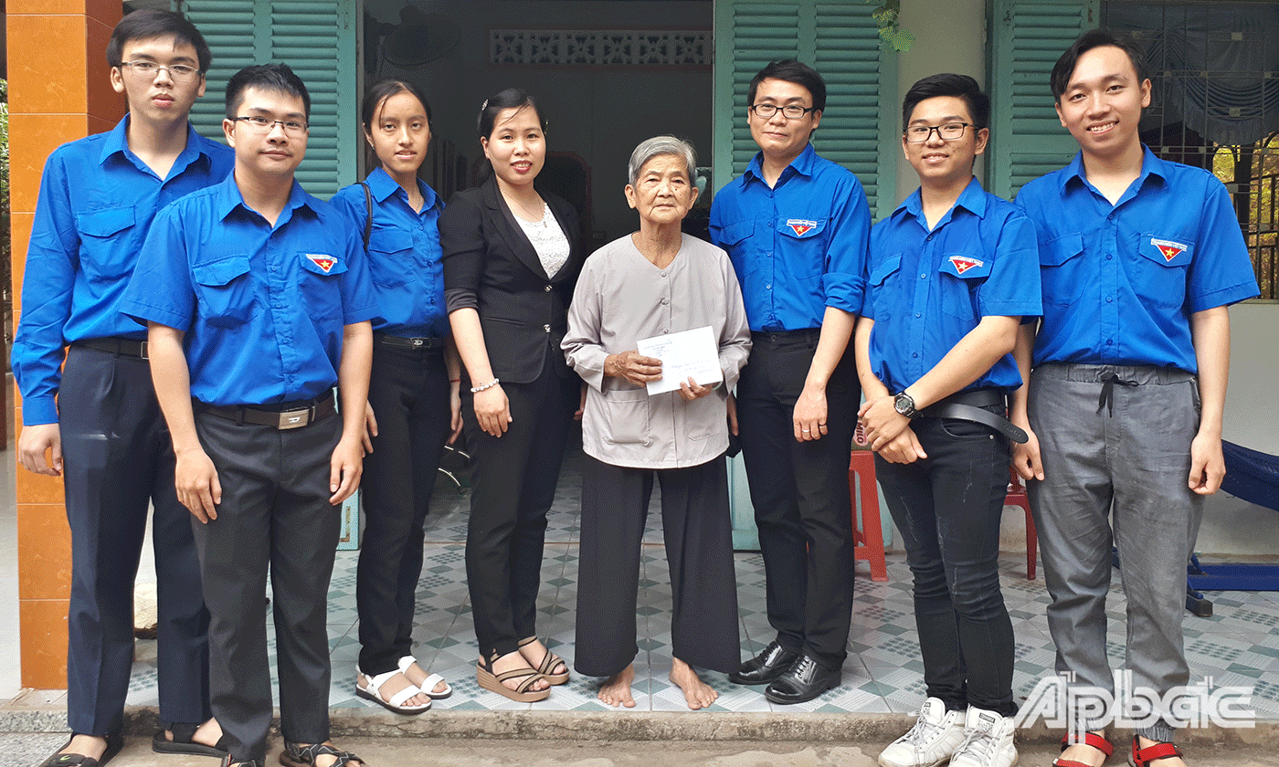 BCH Đoàn trường NĐC thăm hỏi mẹ Việt Nam anh hùng Dư Thị Thình - Xã Tân Mỹ Chánh