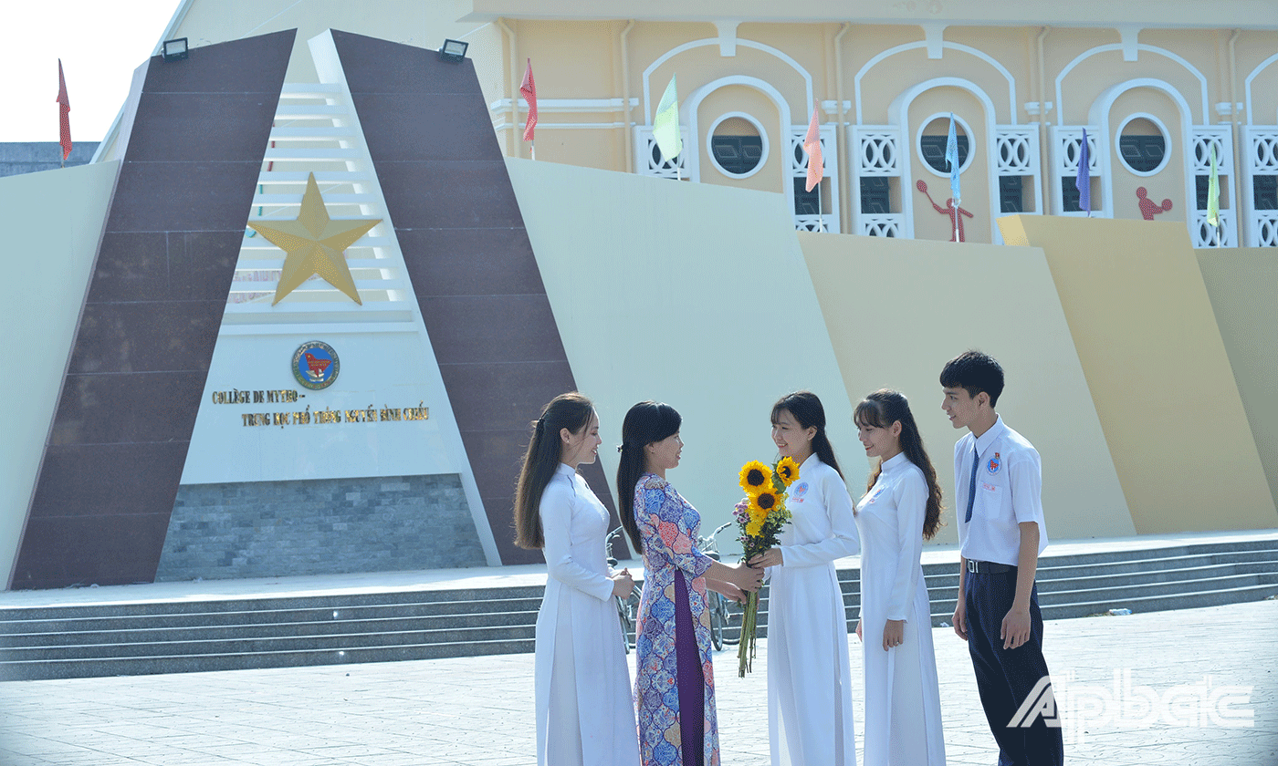 Cô Phan Thị Tuyết Nhung rất được đoàn viên, thanh niên, học sinh nhà trường yêu mến