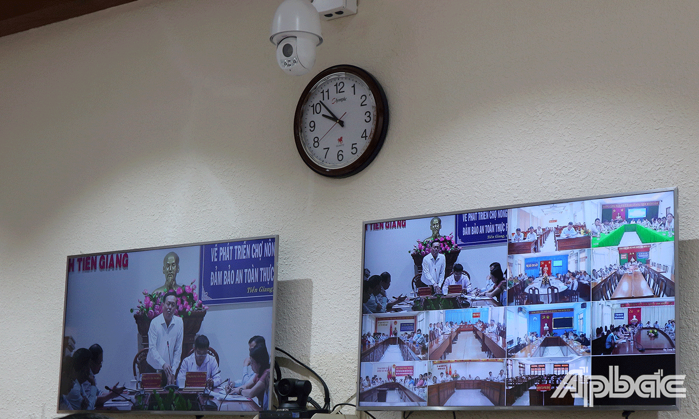 Đại biểu tại điểm cầu cấp huyện lắng nghe phát biểu chỉ đạo của đồng chí Lê Văn Nghĩa, Ủy viên Ban Thường vụ Tỉnh ủy, Phó Chủ tịch Thường trực UBND tỉnh Tiền Giang. 