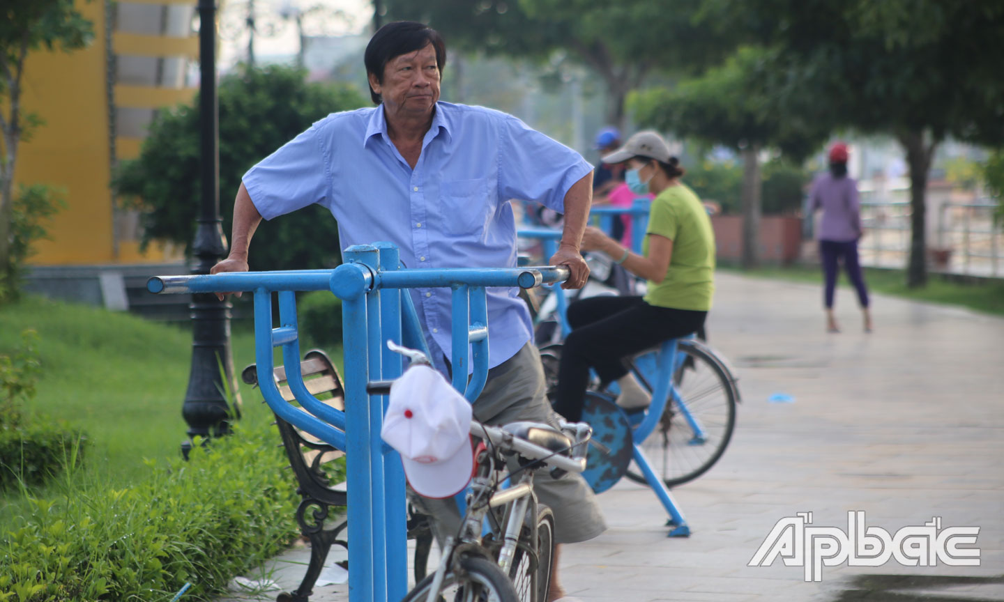 Người Mỹ Tho tập thể dục sáng dọc bờ kè sông Tiền. 