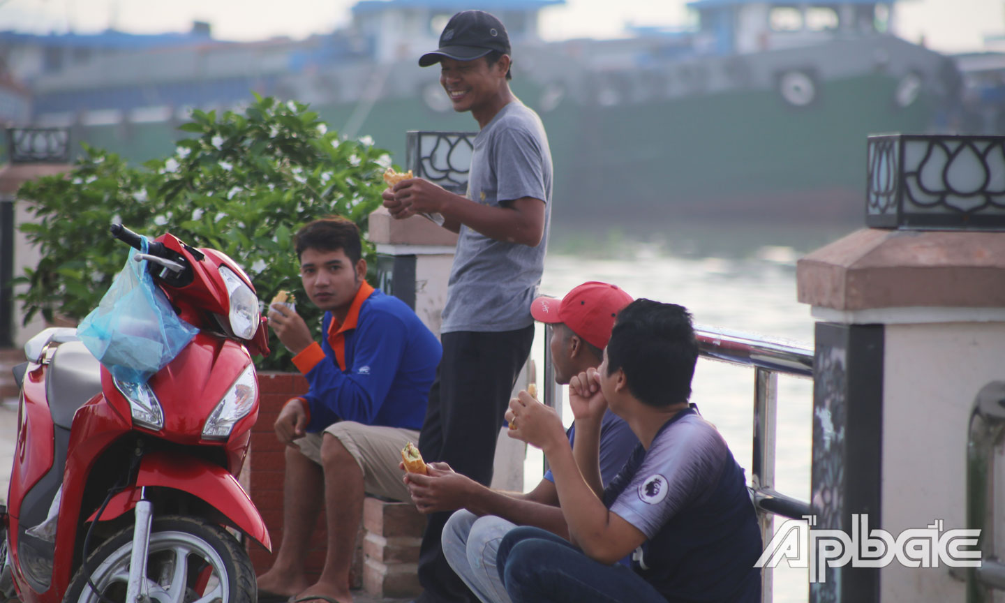 Cùng tán ngẫu, ăn bánh mỳ vào lúc sáng sớm. 