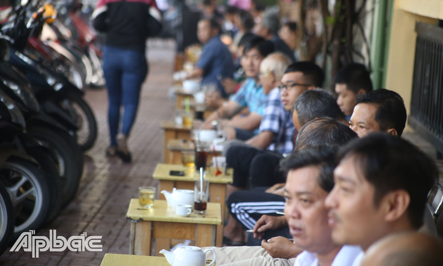 Ngồi nhâm nhi tách cà phê, để tận hưởng hương vị bình yên sáng sớm. 