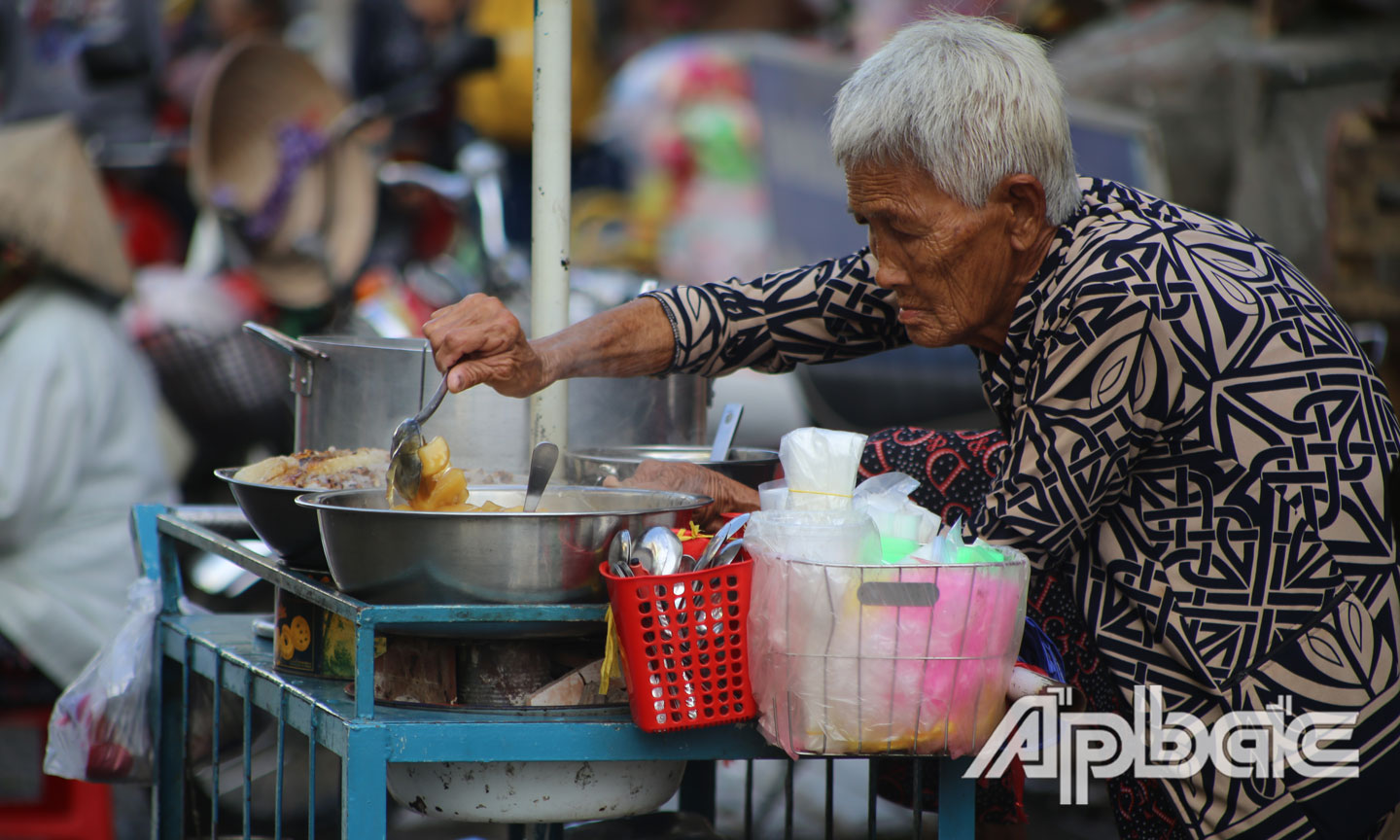 Xe chè của bà Ba ở chợ Mỹ Tho nức tiếng hơn 70 năm qua, gắn liền với ký ức tuổi thơ của nhiều người Mỹ Tho. 