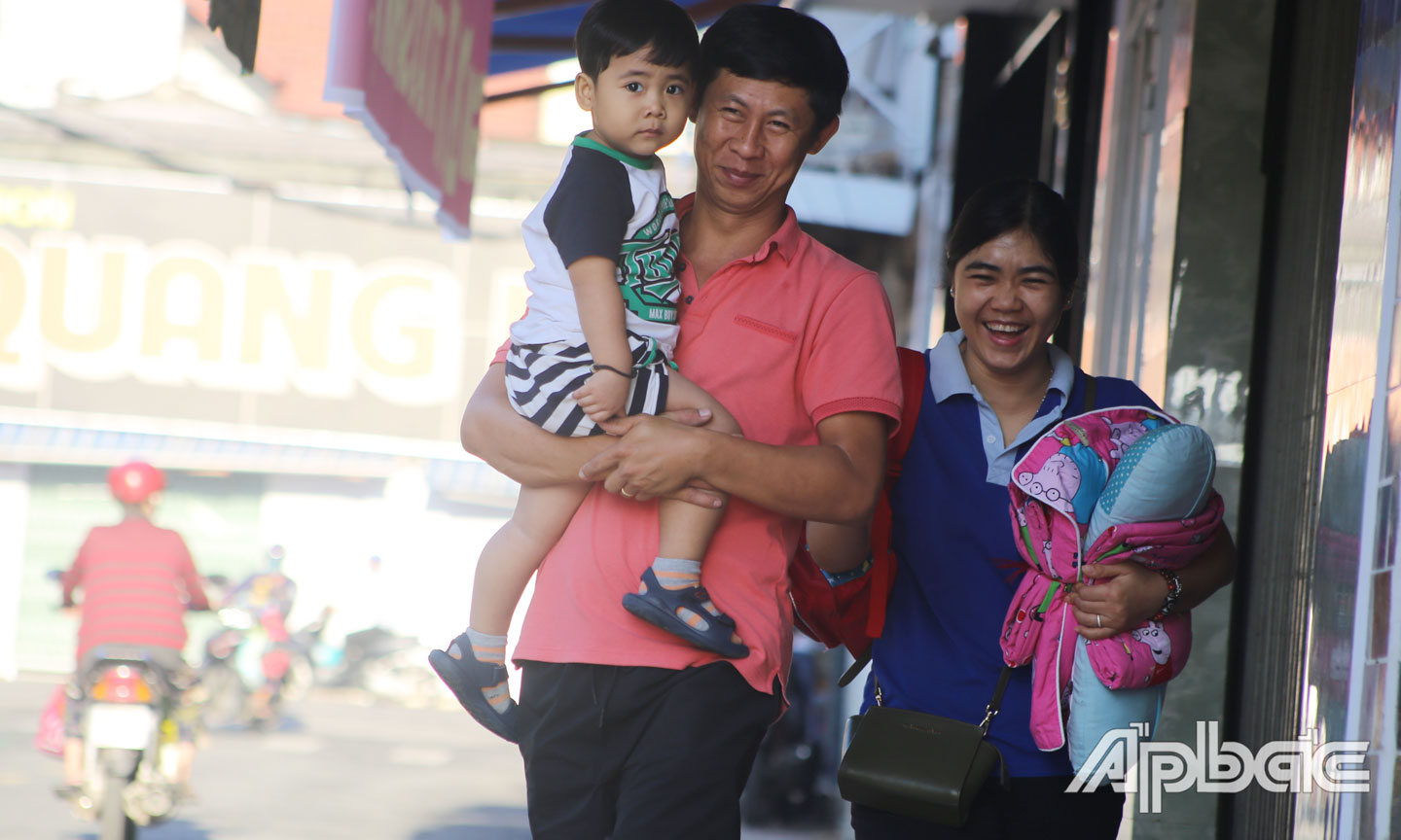 Đưa con đến trường. 