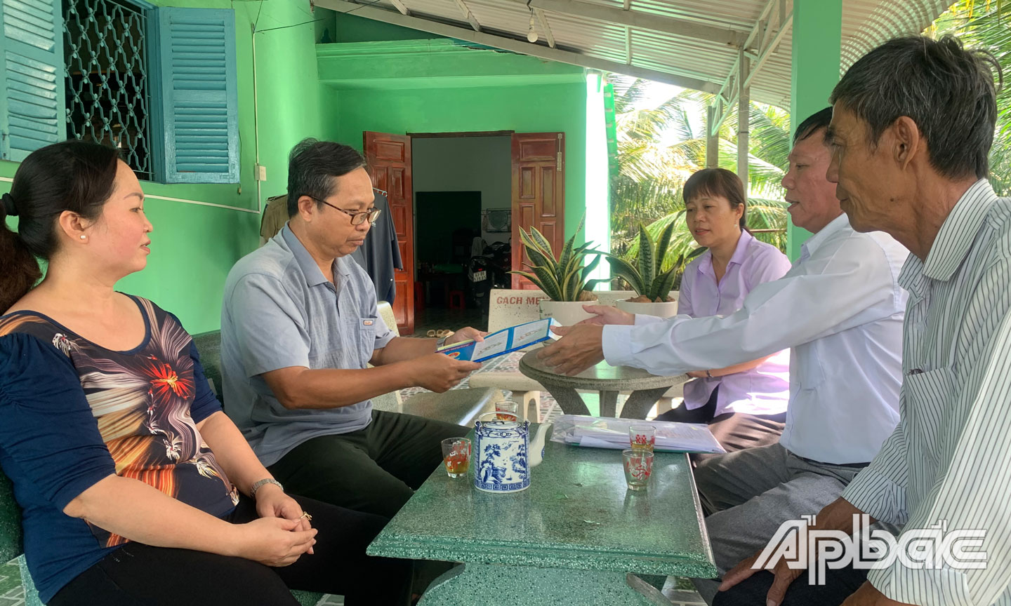 Ban Chỉ đạo Mô hình phối hợp thành viên các Câu lạc bộ PCBLTCSG tuyên truyền đến các hộ gia đình về bình đẳng giới, phòng, chống bạo lực gia đình.