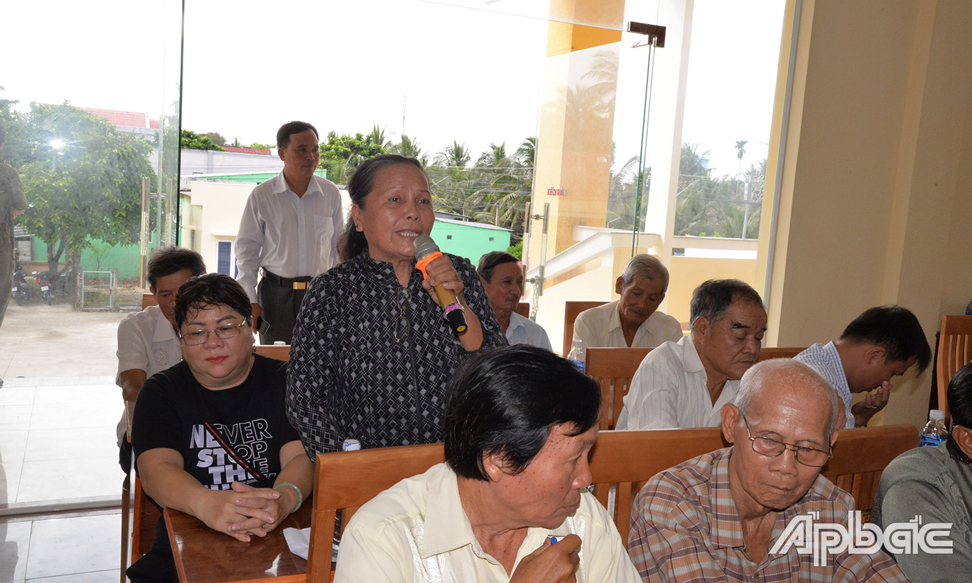 Cử tri xã An Hữu phát biểu ý kiến tại buổi tiếp xúc