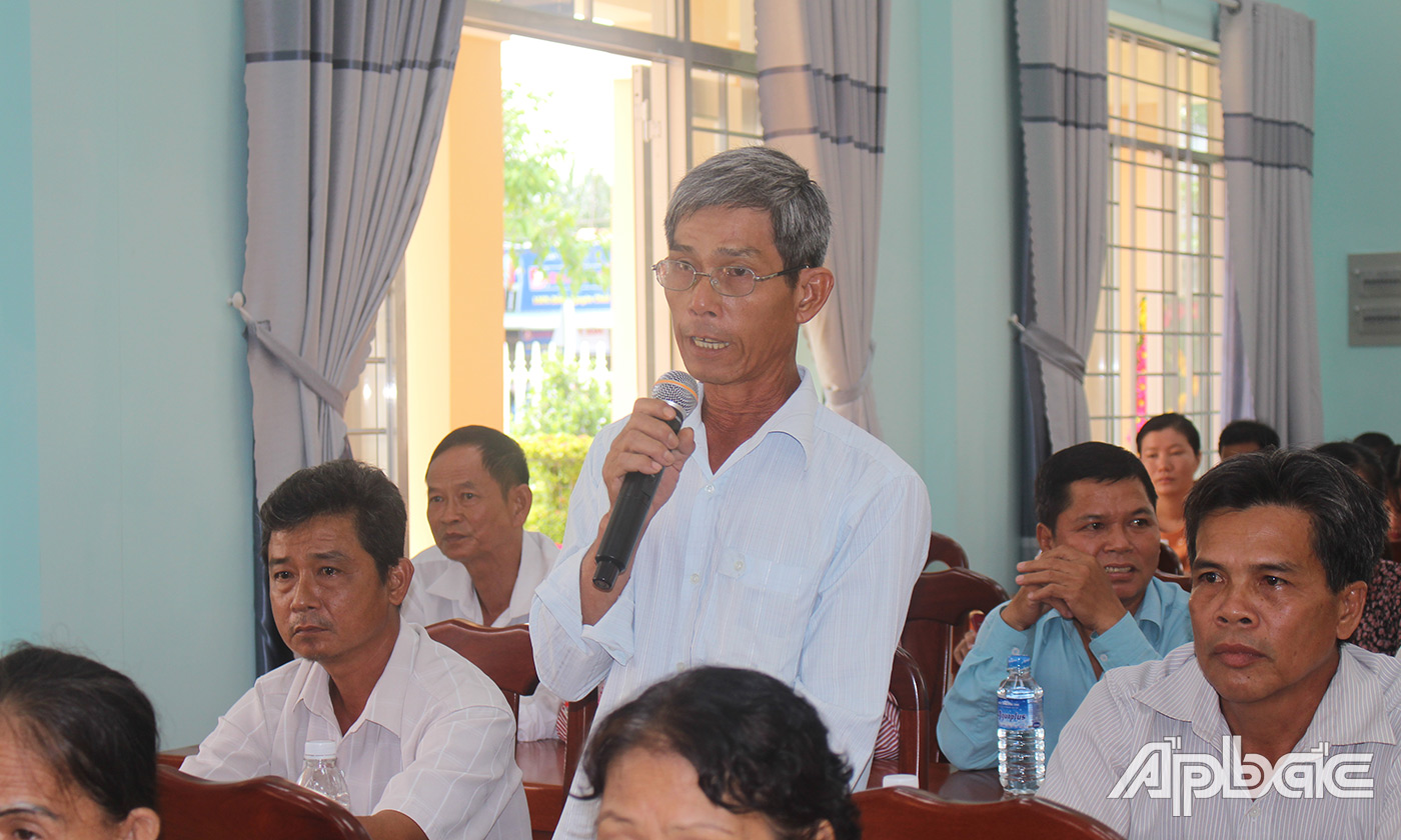 Cử tri xã An Hữu phát biểu ý kiến tại buổi tiếp xúc