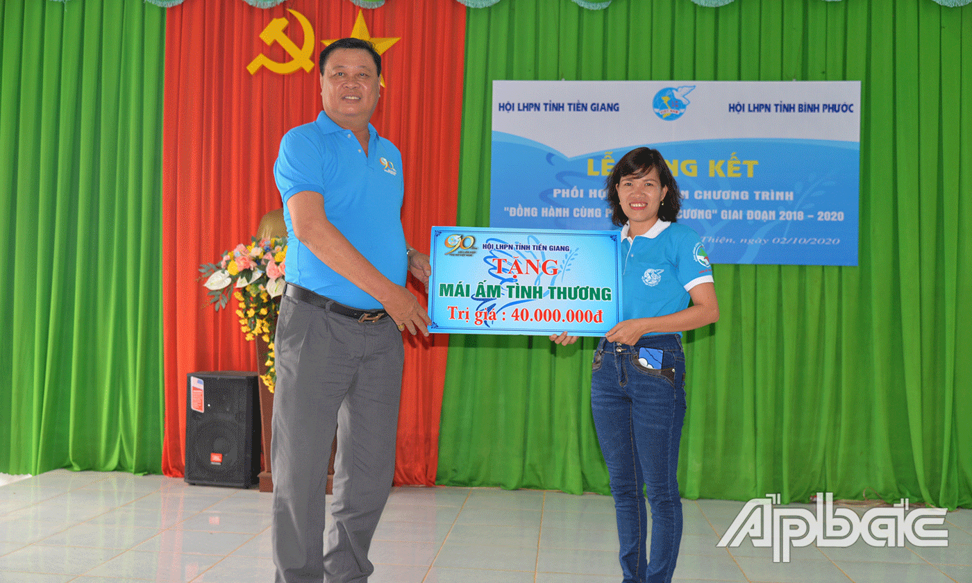 Đồng chí Nguyễn Trọng Hữu, Phó Trưởng Ban Dân vận Tỉnh ủy trao bảng tượng trưng mái ấm tình thương cho xã Phước Thiện.