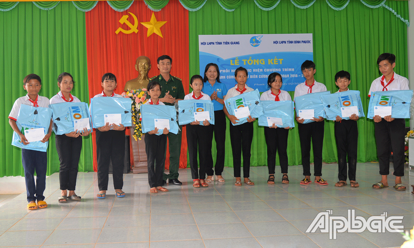 Hội LHPN và Bộ đội Biên phòng tỉnh Tiền Giang trao học bổng cho học sinh xã Phước Thiện.