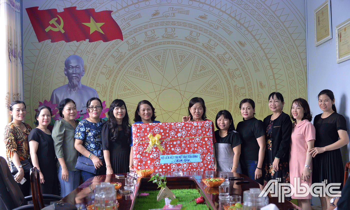 Đoàn đến thăm, tặng quà cho Hội LHPN tỉnh Bình Phước.