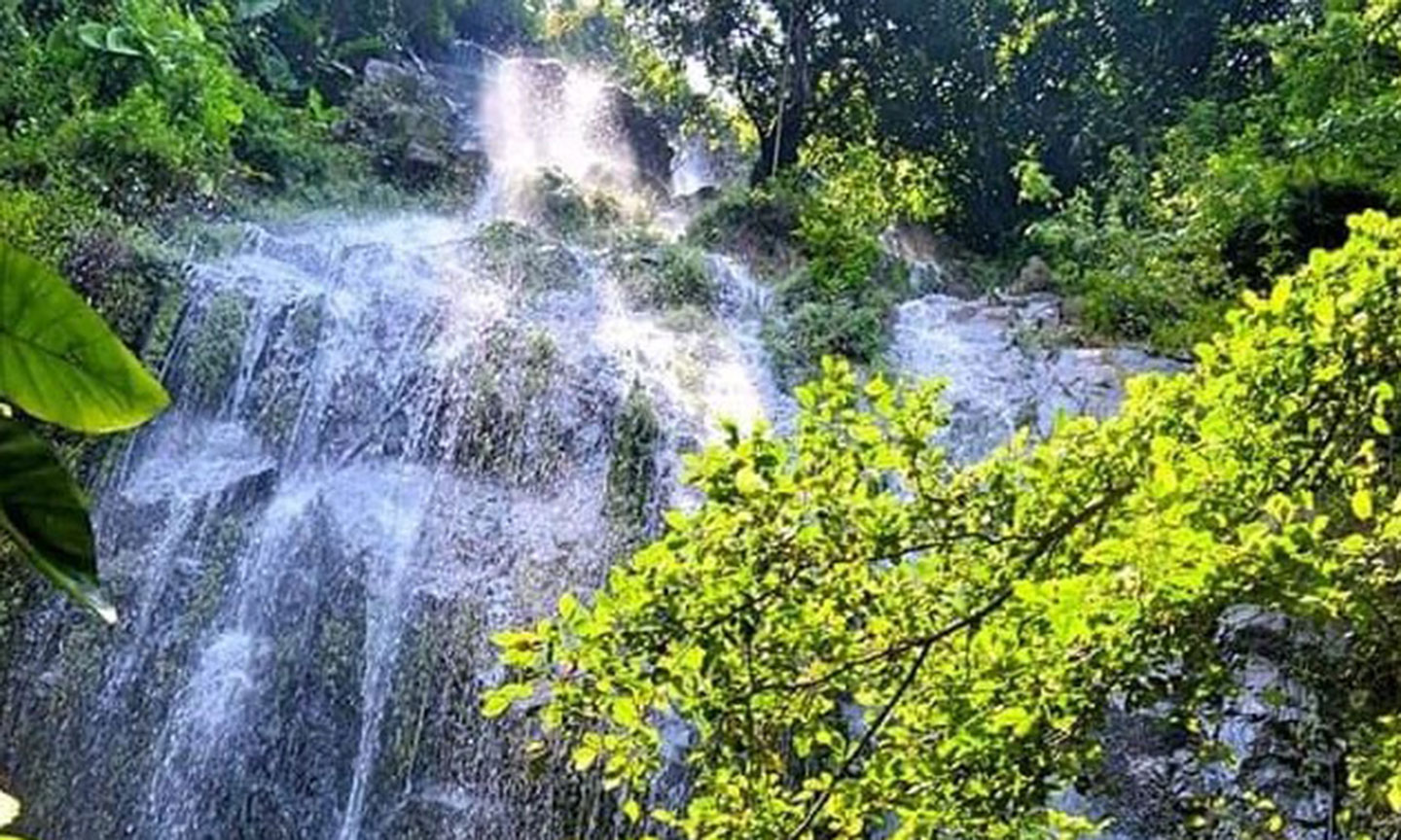 Dòng nước thanh khiết mát lành ở Suối Tiên núi Cấm.