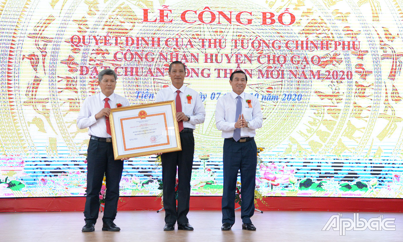 Đồng chí Lê Văn Hưởng trao Bằng công nhận huyện đạt chuẩn nông thôn mới của Thủ tướng Chính phủ cho lãnh đạo huyện Chợ Gạo.