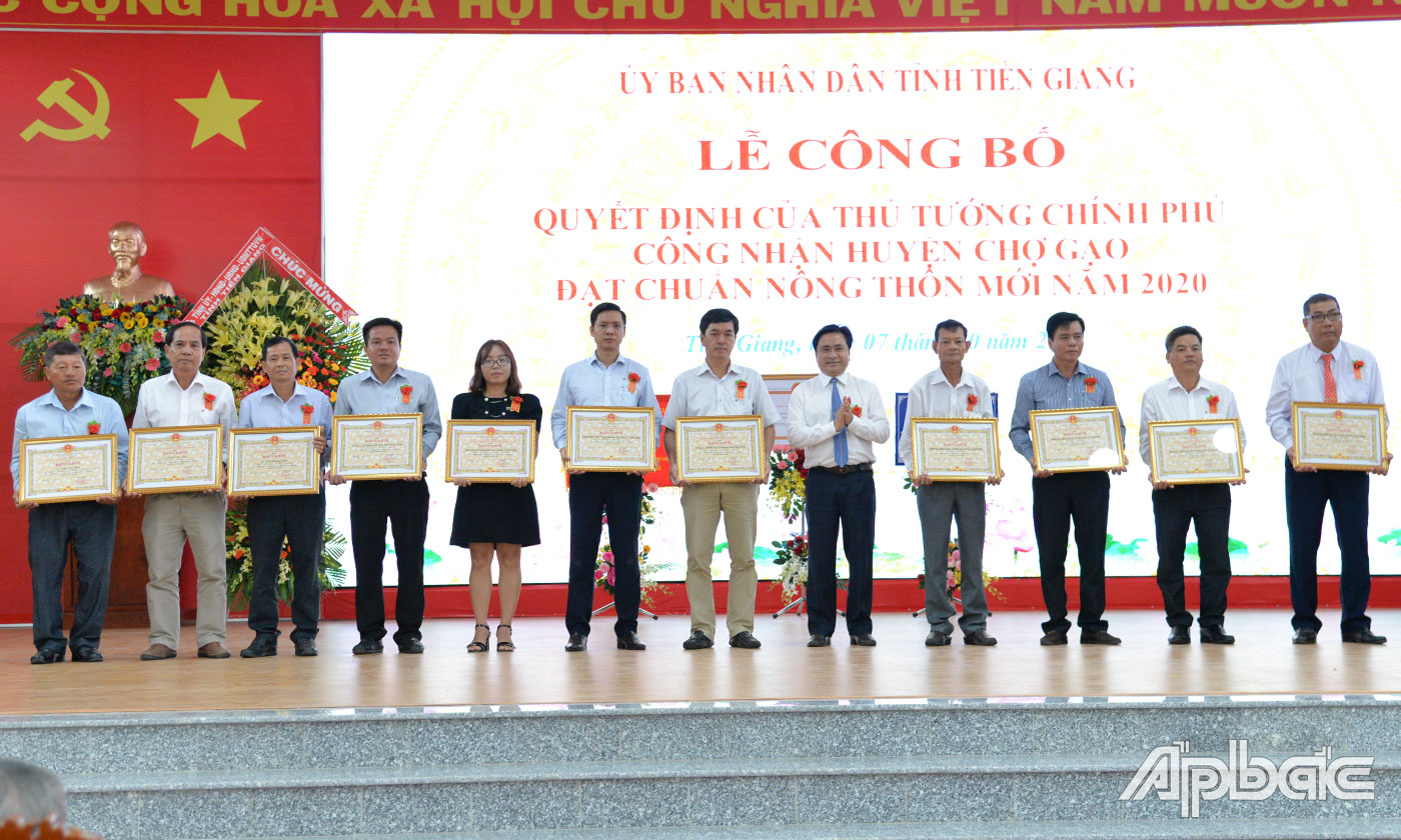 Phó Chủ tịch UBND tỉnh trao Bằng khen UBND tỉnh cho các tập thể có có nhiều đóng góp trong công tác xây huyện Chợ Gạo đạt chuẩn NTM.