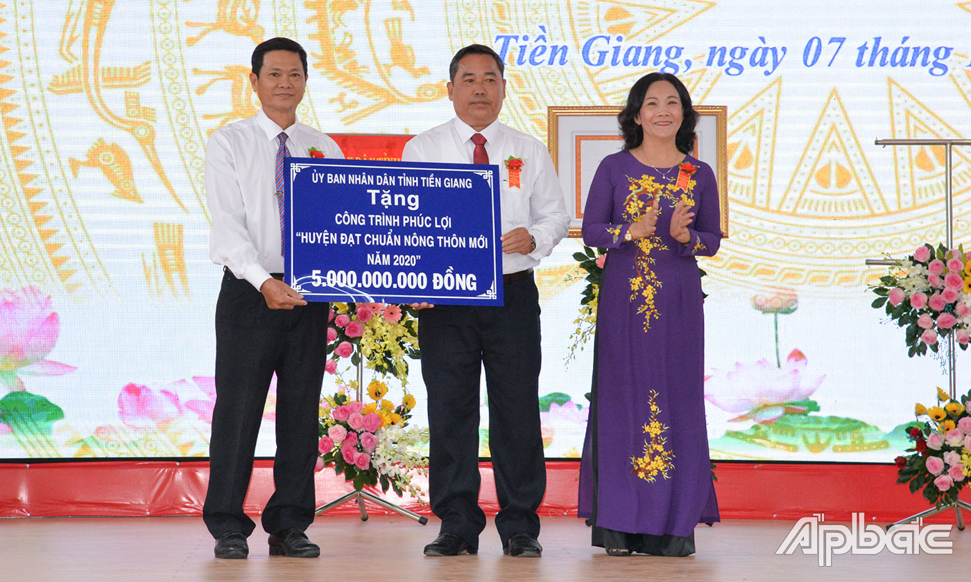 Đồng chí Nguyễn Thị Sáng, Ủy viên Ban Thường vụ Tỉnh ủy, Phó Chủ tịch HĐND tỉnh Tiền Giang trao bảng tượng trưng công trình phúc lợi trị giá 5 tỷ đồng cho huyện