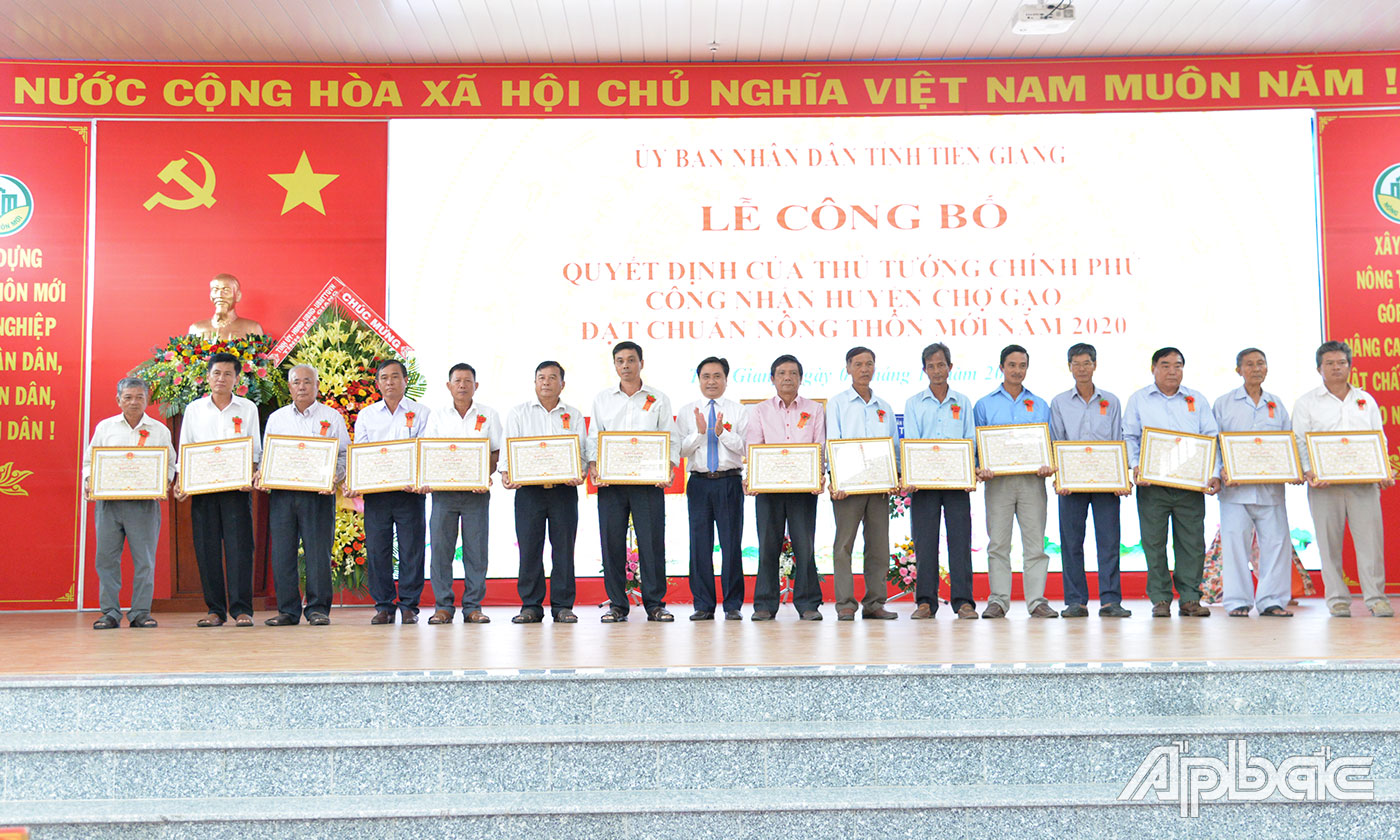 Phó Chủ tịch UBND tỉnh trao Bằng khen UBND tỉnh cho các cá nhân có có nhiều đóng góp trong công tác xây huyện Chợ Gạo đạt chuẩn NTM.