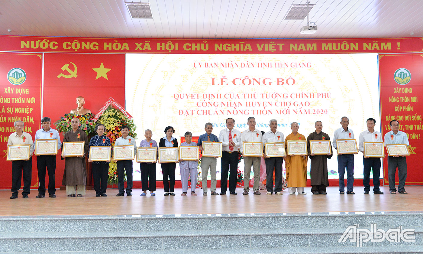 Phó Chủ tịch UBND tỉnh Lê Văn Nghĩa trao Bằng khen UBND tỉnh cho các cá nhân  có nhiều đóng góp trong công tác xây huyện Chợ Gạo đạt chuẩn NTM.