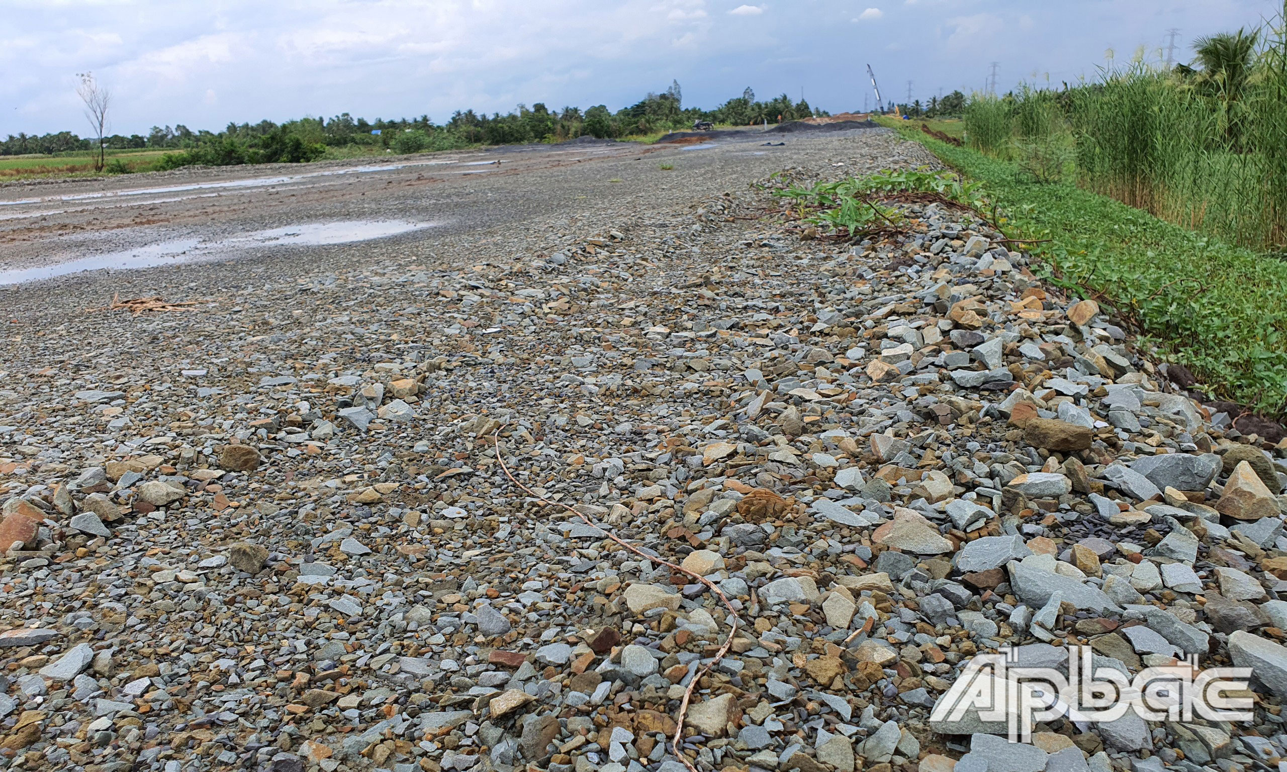 Cấp phối đá dăm dùng để gia tải tại gói thầu XL-11.