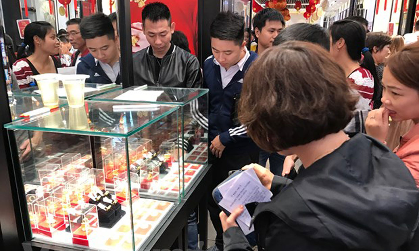 Khách hàng giao dịch vàng miếng. (Ảnh: Đức Duy/Vietnam+)