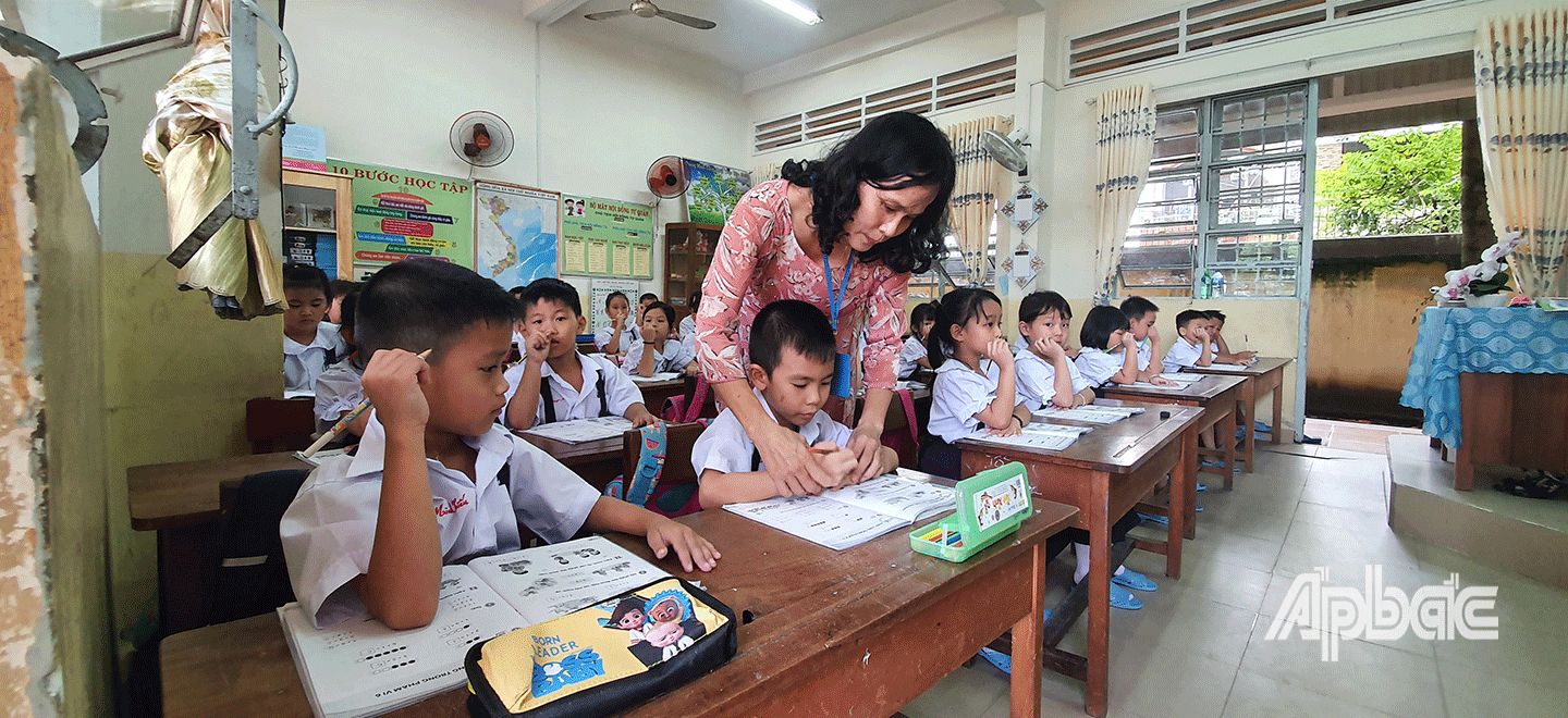 Ở trường, giáo viên hãy là người hướng dẫn học sinh lớp Một có thể thực hiện tốt việc học. 