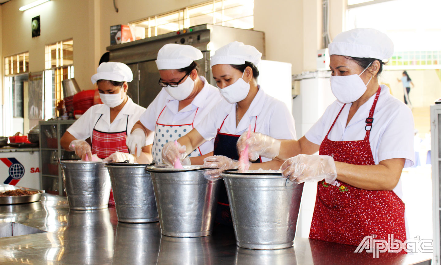 Bếp ăn bán trú tại Trường Tiểu học Thiên Hộ Dương.