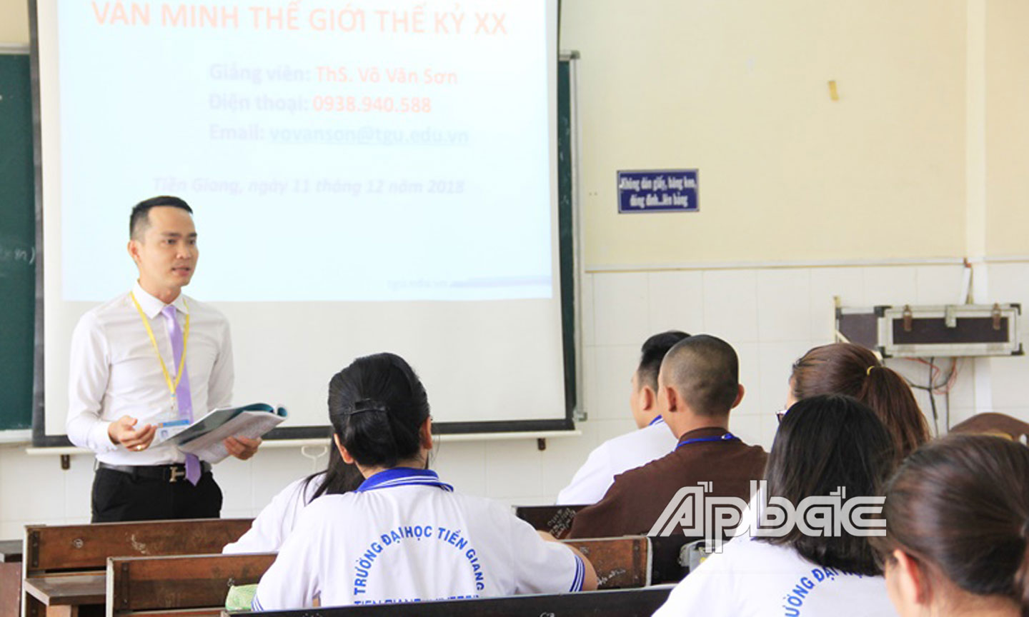 Thầy Sơn trong giờ giảng dạy.