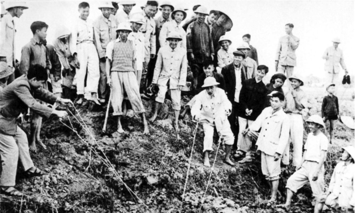 Chủ tịch Hồ Chí Minh tát nước chống hạn với bà con nông dân ở cánh đồng Quai Chảo, xã Đại Thanh, huyện Thường Tín, Hà Đông (tháng 1-1958).