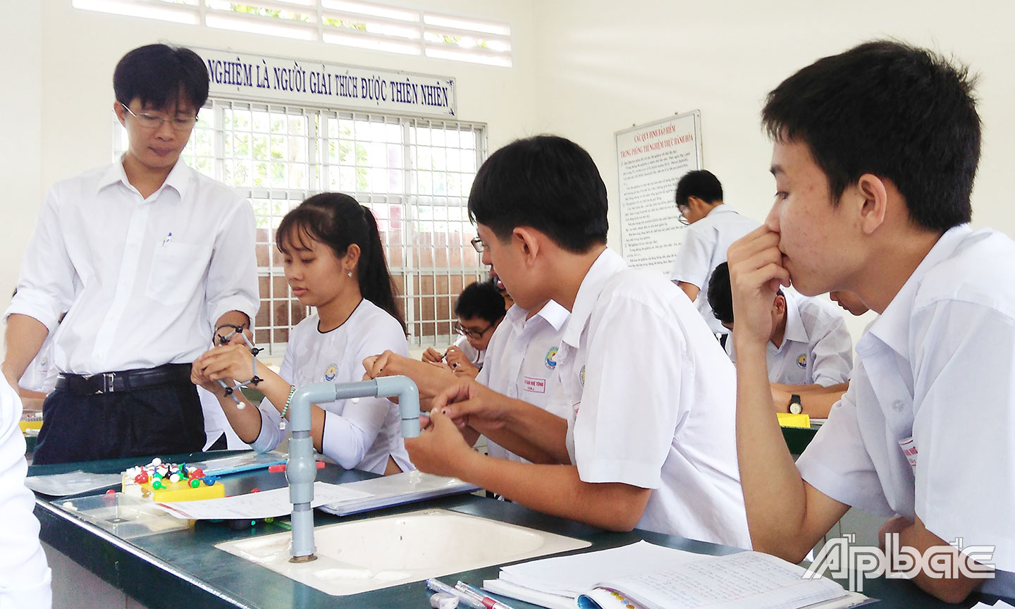 Thầy Huy trong giờ lên lớp.