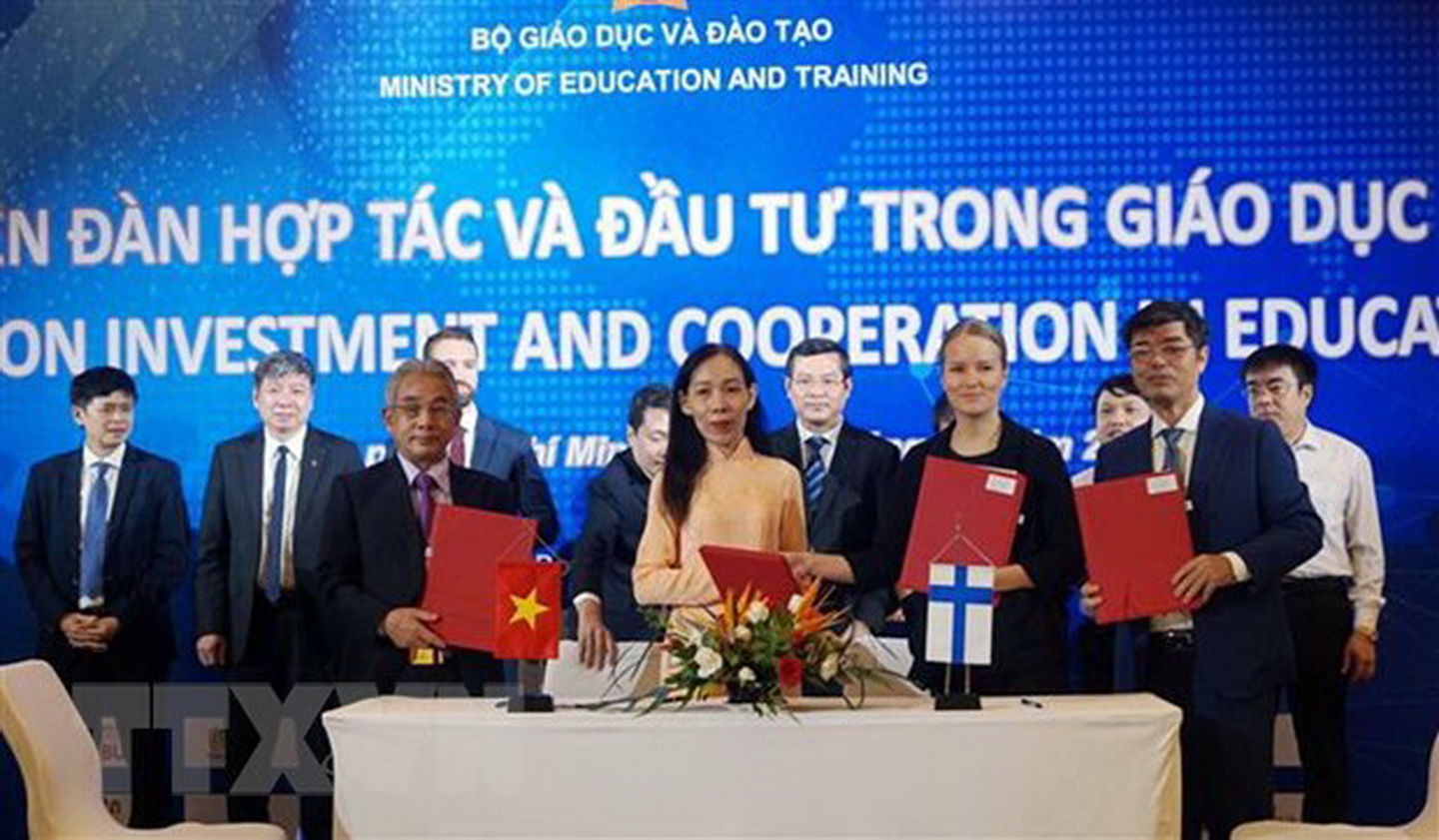 Đại diện đơn vị, trường học ký kết thỏa thuận hợp tác đầu trong lĩnh vực giáo dục. (Ảnh: Thu Hoài/TTXVN)