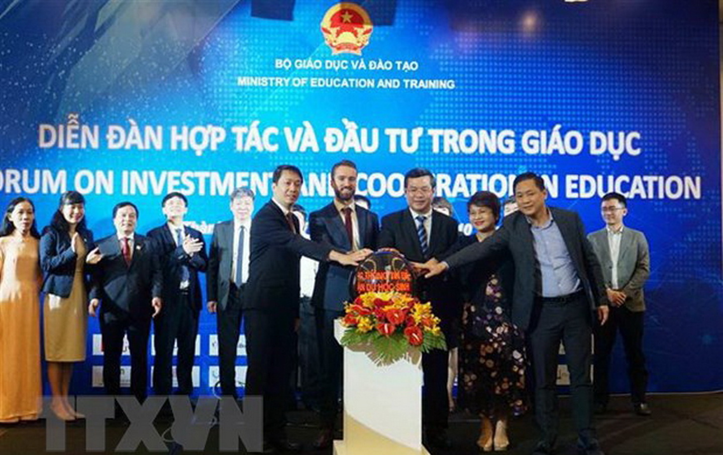 Thứ trưởng Bộ Giáo dục và Đào tạo Nguyễn Văn Phúc cùng các đại biểu nhấn nút khai trương Cổng thông tin điện tử tiếp nhận du học sinh nước ngoài đến học tập tại Việt Nam. (Ảnh: Thu Hoài/TTXVN)