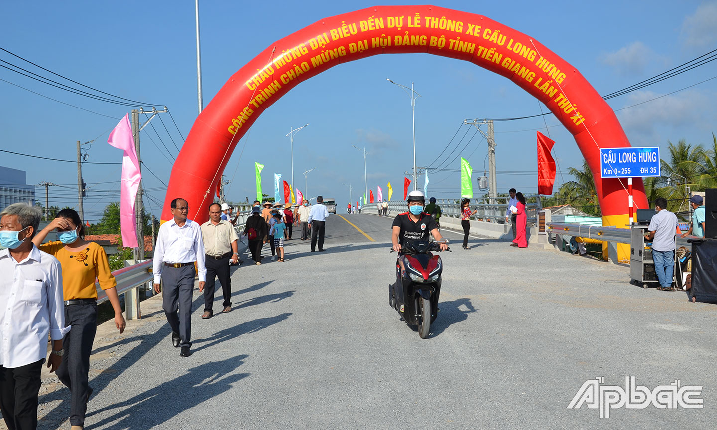 Cầu Long Hưng trong ngày thông xe. Ảnh: MINH THÀNH