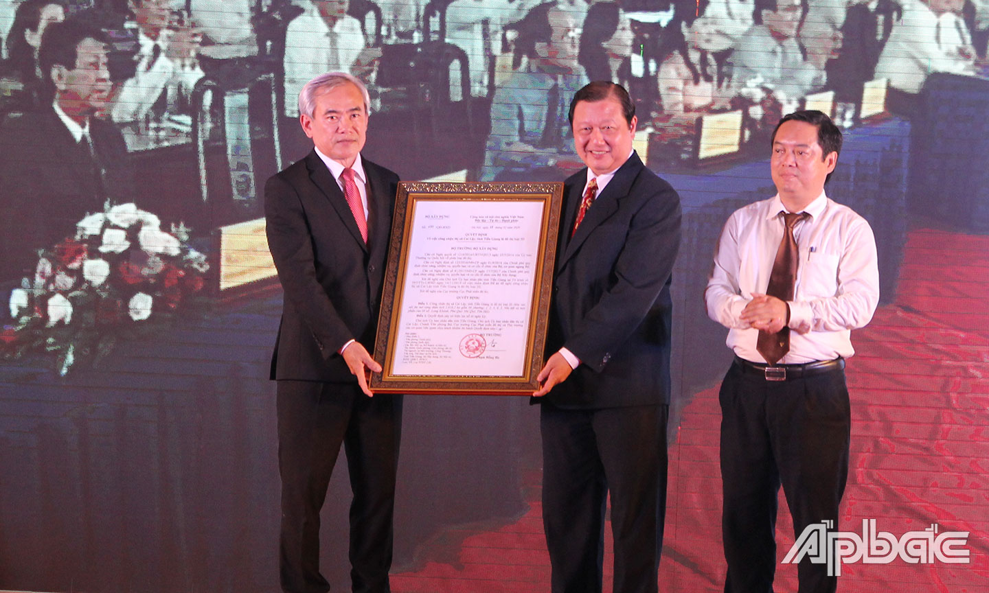 Tỉnh ủy viên, Bí thư Thị ủy Cai Lậy Phan Phùng Phú và Phó Bí thư Thị ủy Hà Thanh Hữu nhận Quyết định của Bộ trưởng Bộ Xây dựng công nhận TX. Cai Lậy là đô thị loại III.