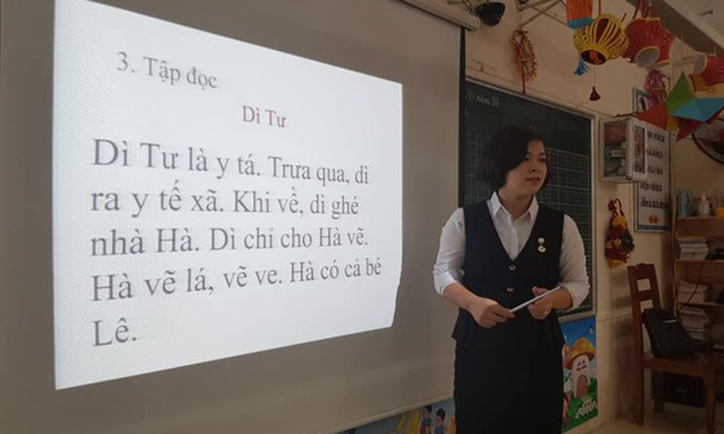 Giáo viên Trường Tiểu học Kim Ngọc, TP Vĩnh Yên, tỉnh Vĩnh Phúc dạy SGK Cánh Diều. Ảnh: PHAN THẢO