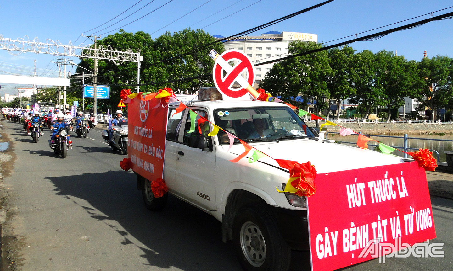 Tuần hành phòng, chống tác hại của thuốc lá. 
