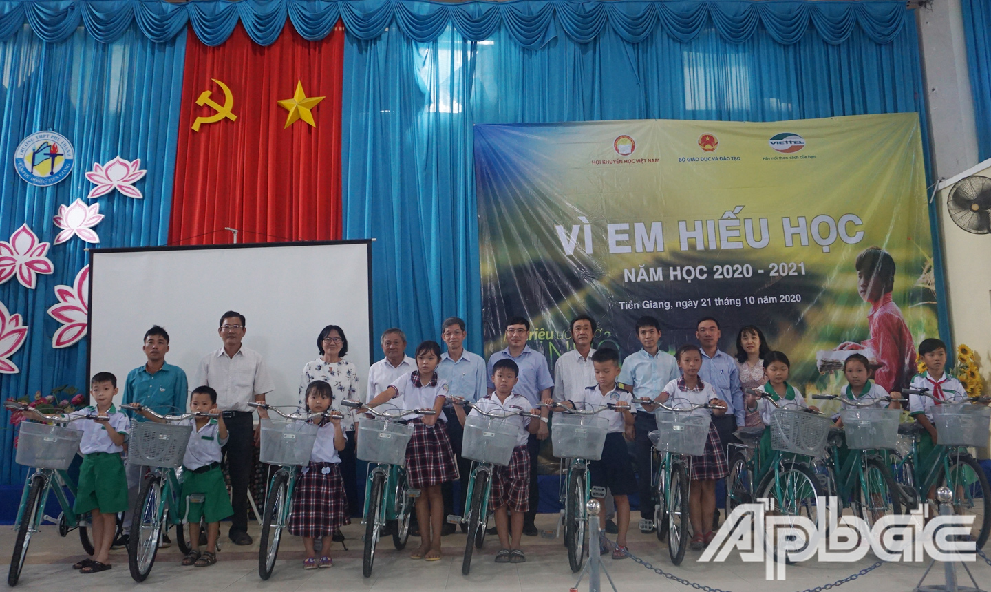 Ban Tổ chức chụp hình lưu niệm cùng các em học sinh nhận học bổng