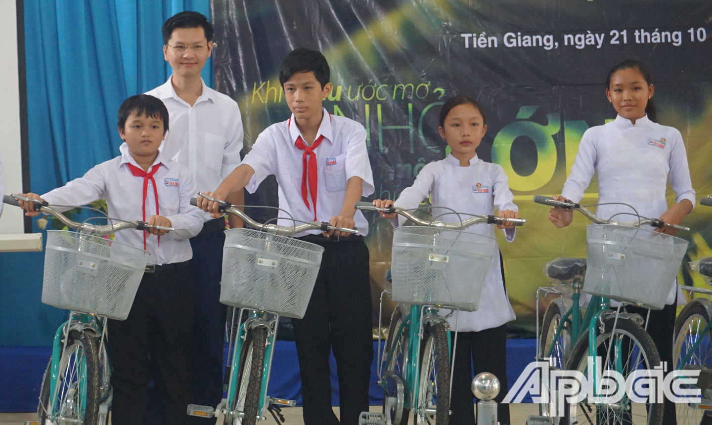 Trao học bổng cho HS