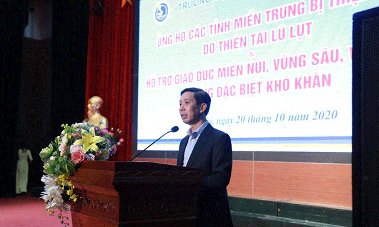 Phó giáo sư Nguyễn Thanh Chương, Phó Hiệu trưởng Đại học Giao thông Vận tải phát động cán bộ, giảng viên, nhân viên nhà trường ủng hộ miền Trung. (Ảnh: utc.edu.vn)