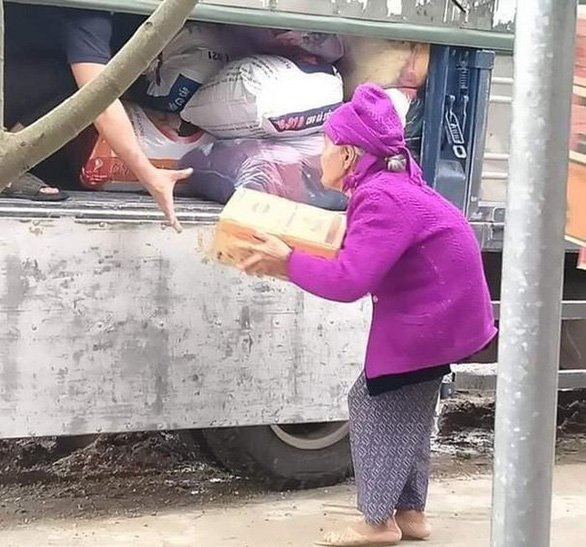 Hình ảnh cụ Cháu tặng gửi tặng thùng mì cho người dân miền Trung.